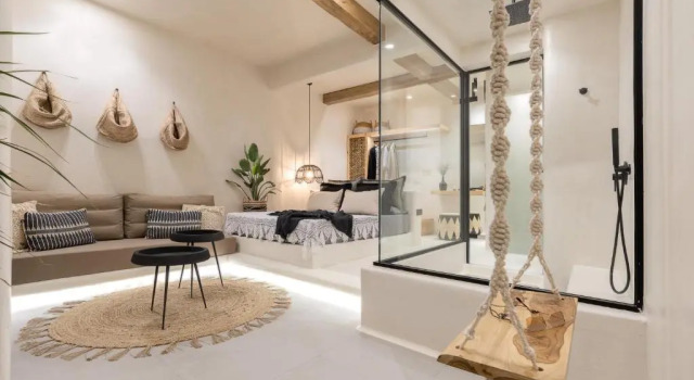 Люкс с балконом Emery Suites