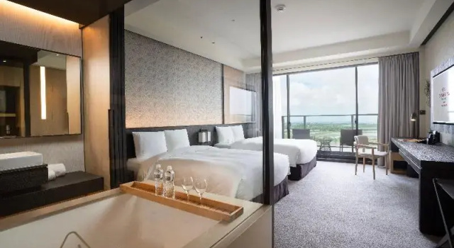 Четырёхместный номер Standard с балконом и с видом на реку Crowne Plaza Tainan by IHG
