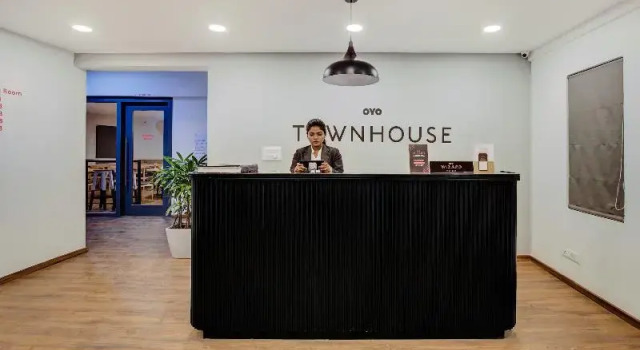 OYO Townhouse 76945 Sec 19, Забронировать Отель Бизнес-отели Нойда, рядом с The Great India Place, 4* 5*