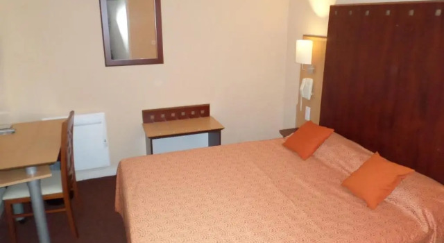 Двухместный номер Standard Logis Hôtel & Restaurant Le Cheval Blanc et Clovis