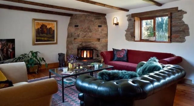 The Old Coach House - Converted Barn With Private Garden Parking and Fireplace, Book Hotel Hoteller i Totnes med parkering, Parkering