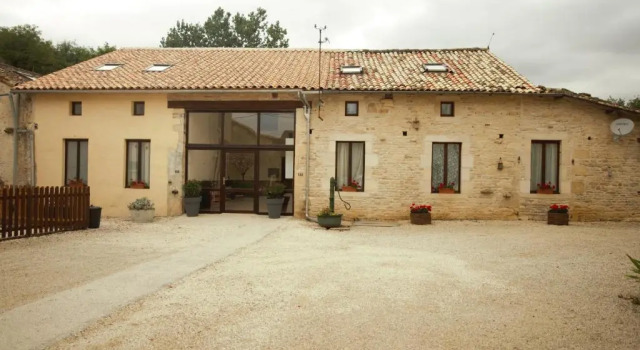 Les Cerisiers Gîtes, Rezerwuj Hotel Lezay Poitou-Charentes