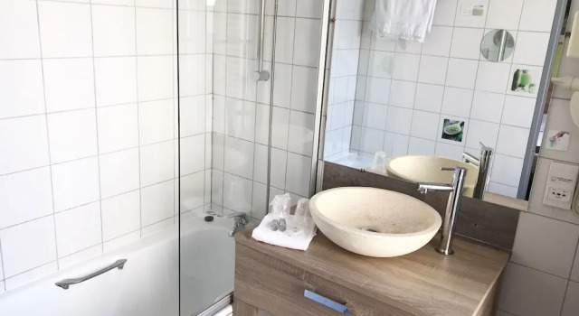Четырёхместный номер Standard Hotel Aux Sacres Reims, Centre Historique