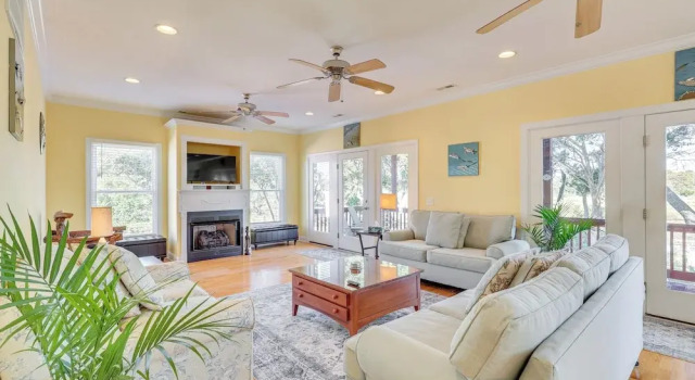 Waterfront Oak Island Home w/ Dock, Забронировать Дом для отпуска Виллы Острова Оук, рядом с Пирс Ocean Crest, Вилла
