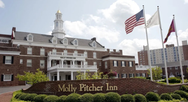 Molly Pitcher Inn, Забронировать Отель Отели Ред-Банк с бассейном, Бассейн