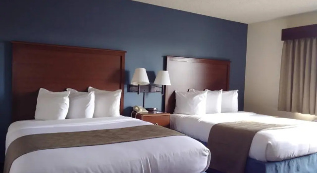 Четырёхместный номер Executive AmericInn by Wyndham Windsor Ft. Collins