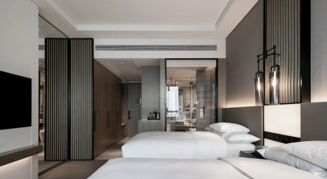 Четырёхместный номер Standard с видом на озеро Courtyard by Marriott Chengdu South