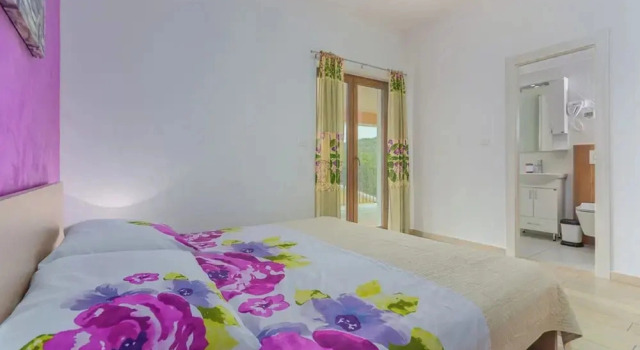 Villa in Skitaca With Pool and Sea Views