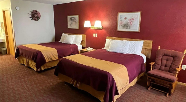 Четырёхместный люкс с балконом Americas Best Value Inn Suburban Motel