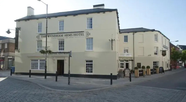 The Wyndham Arms-Wetherspoon, Забронировать Отель Бридженд Гламорган, рядом с Church of St Aengus