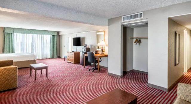 Четырёхместный номер Standard с видом на бассейн Best Western Premier Lakeland North