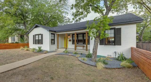 Коттедж 2 Mi to Downtown Austin: Family Home w/ Porch!