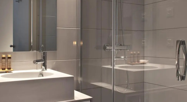 Трёхместный номер Standard Le Basile Hôtel