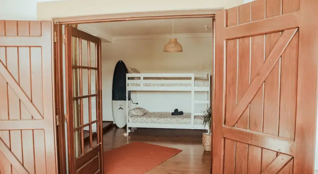 Кровать в общем номере The Far End Surf House - Surf & Yoga Holidays