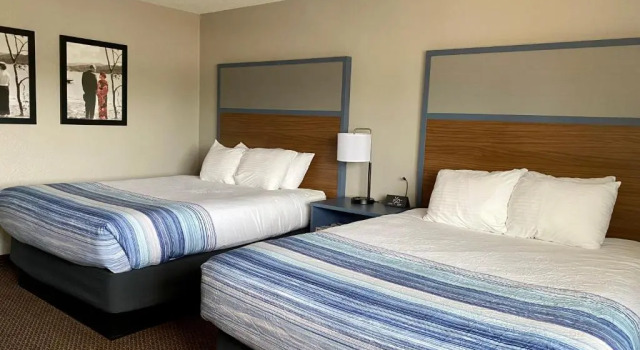 Четырёхместный номер Standard AmericInn by Wyndham New Richmond
