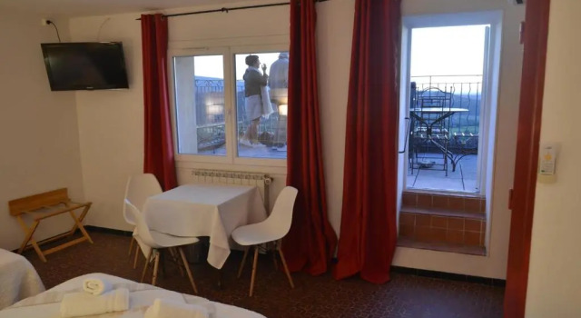 Трёхместный номер Standard Logis Hôtel Panoramique César