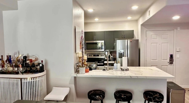 Коттедж Allura Little Italy - 2 BR in Downtown s Top Spot
