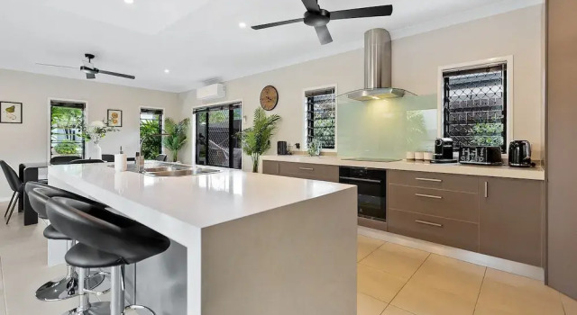 Modere - Pool Entertainer Child Pet, Book Hotel Cairns Cairns and Northern Beaches