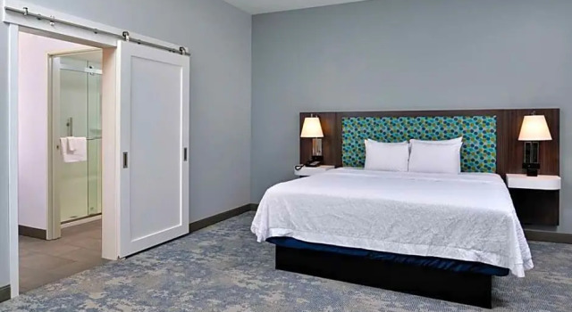 Двухместный люкс с балконом Hampton Inn Cedar Falls Downtown, Ia