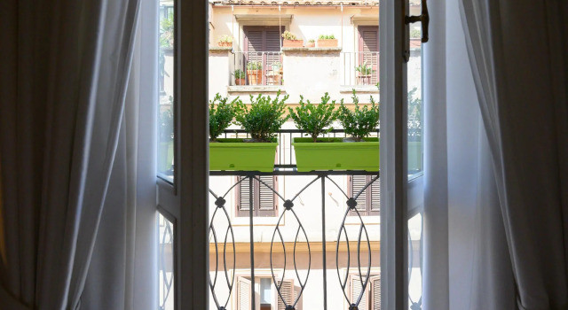 Трёхместный номер Superior с балконом и с видом на город Domus Spagna Frattina Prestige Suite