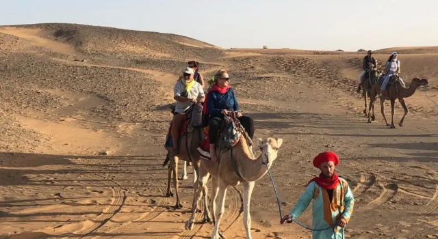 Tenda familiare Enjoy Moda Camp Merzouga tours- Camel sunset sunrise Quad Sunboarding ATV