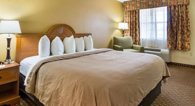 Номер Superior Quality Inn near Casinos and Convention Center