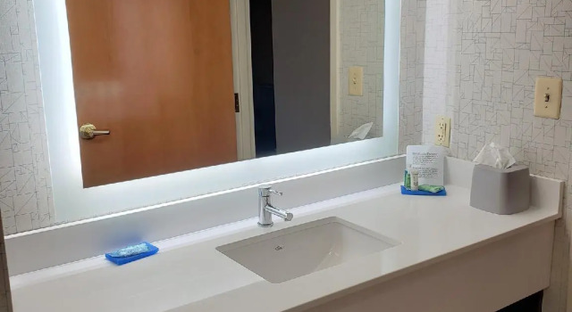 Четырёхместный люкс Holiday Inn Express Edgewood-Aberdeen-Bel Air