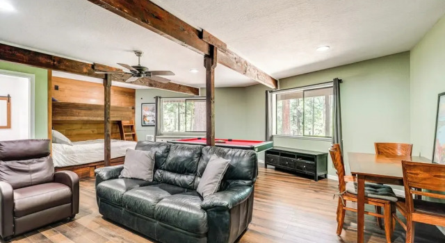 Big Trees Cabin: Pool Access, Sauna, Game Rm, Rezervați Casă de vacanță Dorrington Statele Unite ale Americii
