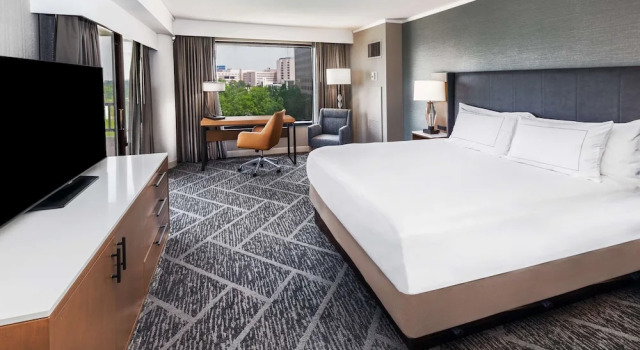 Двухместный номер Corner с балконом DoubleTree by Hilton Tulsa - Warren Place