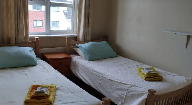 Stunning 6 Bed House With Private Garden in Galway, Забронировать Апартаменты/квартира Отели Голуэй с парковкой, Парковка
