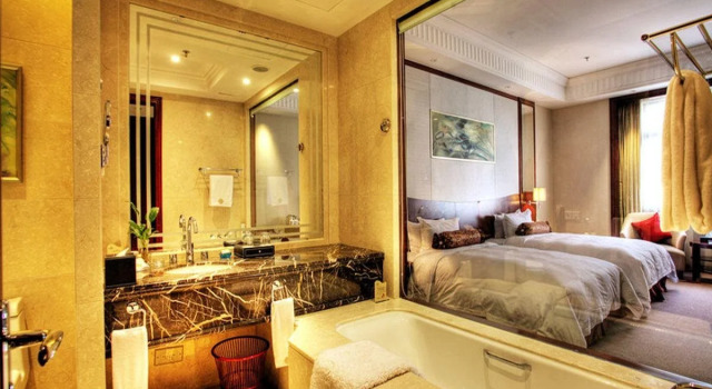 Longqi Jianguo Hotel