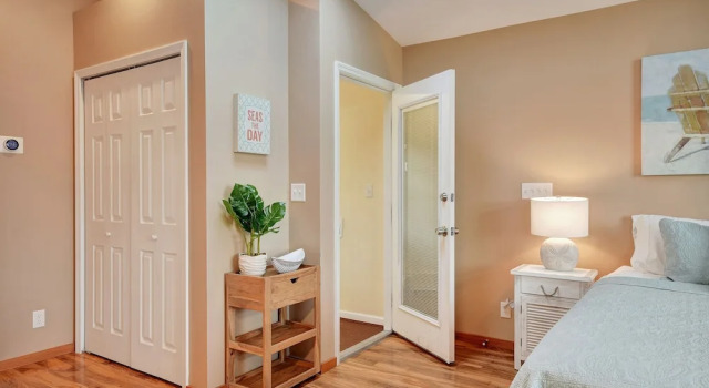 Sunshine Hideaway - Large Studio - Pet Friendly, Забронировать Отель Джексонвилл-Бич Jacksonville Coast, рядом с Заповедник Крадл-Крик