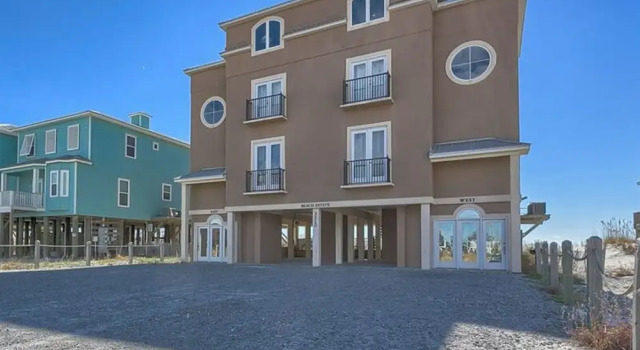 Beach Estate West by Meyer Vacation Rentals, Book Hotel Hoteller i Dauphin Island med pool, Swimmingpool