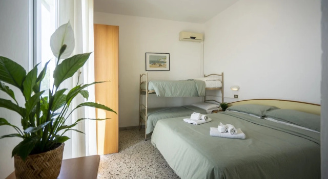 Трёхместный номер Standard с балконом Hotel Mamy