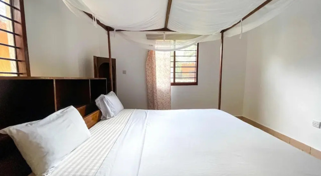Семейное бунгало с балконом Diani Campsite & Cottages