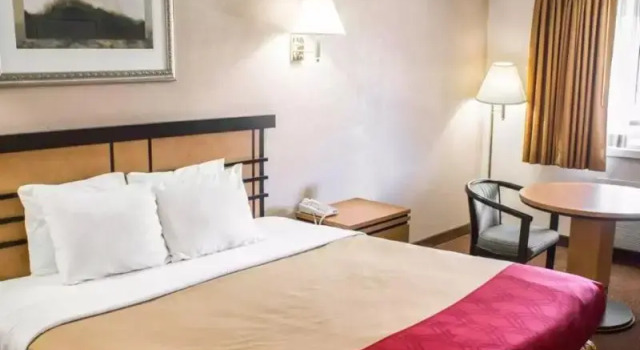 Люкс Econo Lodge Inn & Suites Colonie Center Mall