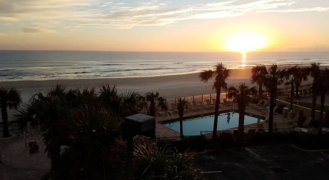 Четырёхместный номер Standard с балконом и с красивым видом из окна Nautilus Inn - Daytona Beach