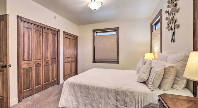 Cozy Central Glenwood Springs Condo w/ 2 Decks!