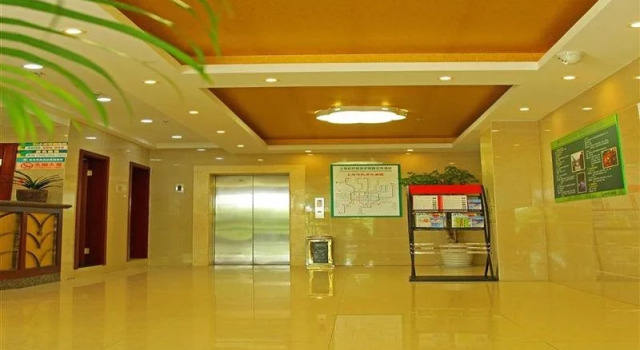 GreenTree Inn Hub Convention Center Huaxiang Road, Rezerwuj Hotel Hotele w Hongqiao z basenem, Basen