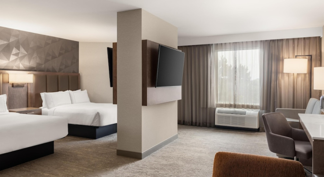 Четырёхместный люкс DoubleTree by Hilton Kitchener