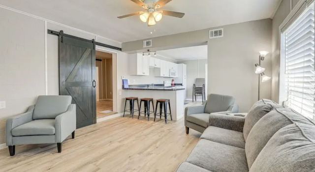 Sun-soaked Okeechobee Retreat w/ Canal Views!, 预订 度假屋 奥基乔比 Southwest Florida