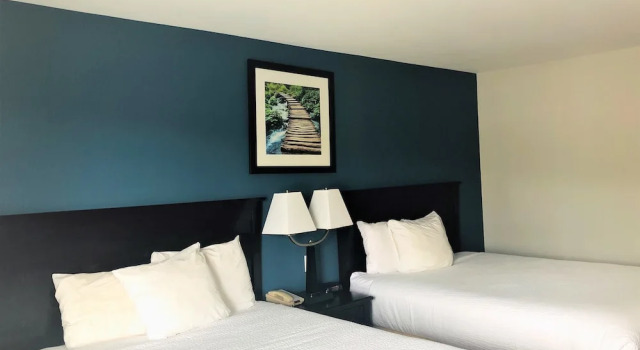 Четырёхместный номер Standard с 2 комнатами Days Inn by Wyndham Kamloops BC