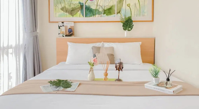 Big and Cozy 1BR with Working Room Menteng Park Apartment, Забронировать Апартаменты/квартира Ментенг Джакарта, рядом с Парк Таман Суропати