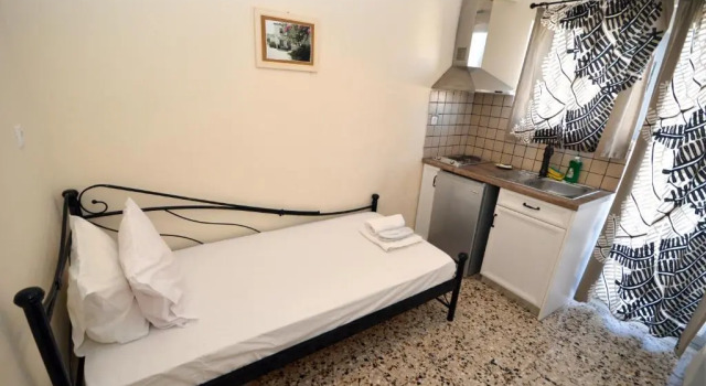 Студия Koukounari Rooms