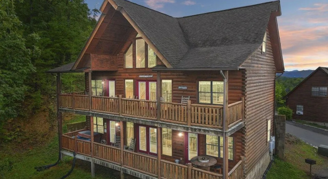 SmokyStays Bears Den Cabin