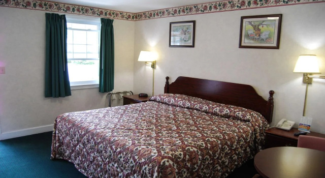 Lenox Inn, Забронировать Отель Отели Ленокс с бассейном, рядом с Guido's Marketplace, Бассейн