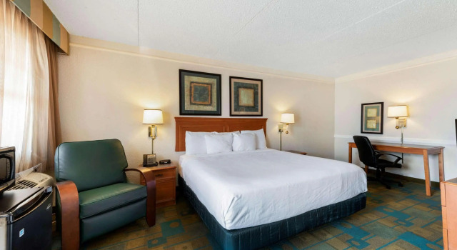 La Quinta Inn by Wyndham Bossier City, Забронировать Отель Отели и гостиницы Бошьер-Сити, рядом с Bossier Civic Center, Отель