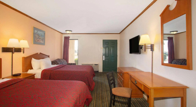 Четырёхместный номер Standard Days Inn Wichita West