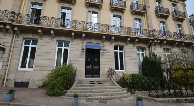 L'Empereur, sa Femme et le petit Prince, Varaa Hotelli Plombieres-les-Bains 
