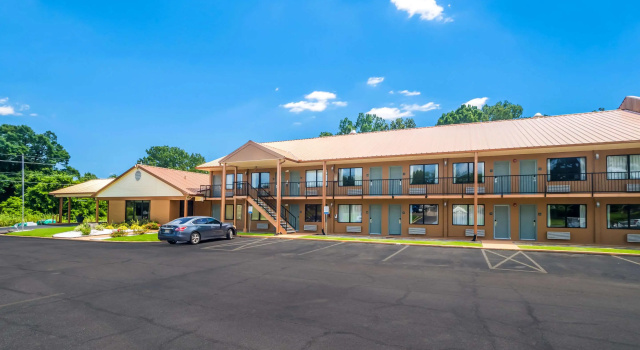 Quality Inn & Suites Corinth West, 预订 酒店 科林斯 密西西比州
